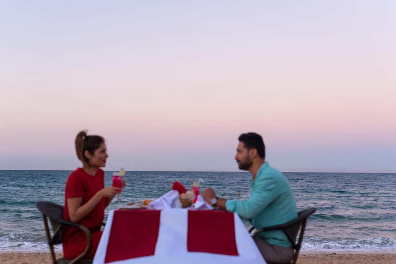 Grand Ocean El Sokhna Hotel Ain Sukhna Bagian luar foto A couple dining on the beach
