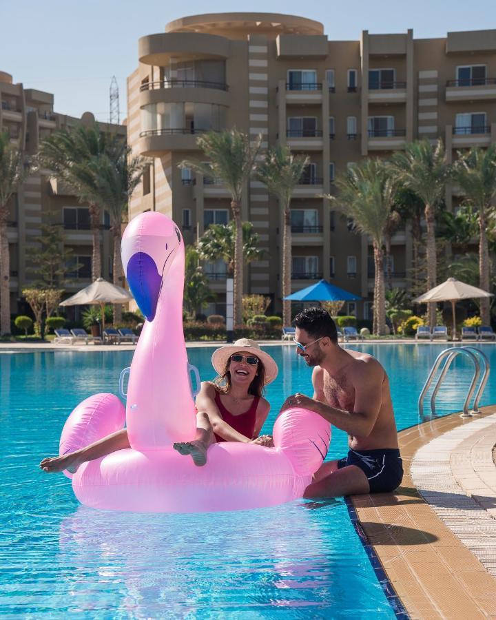 Grand Ocean El Sokhna Hotel Ain Sukhna Bagian luar foto A couple on a pink flamingo float