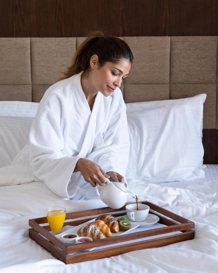 Grand Ocean El Sokhna Hotel Ain Sukhna Bagian luar foto A woman wearing a bathrobe