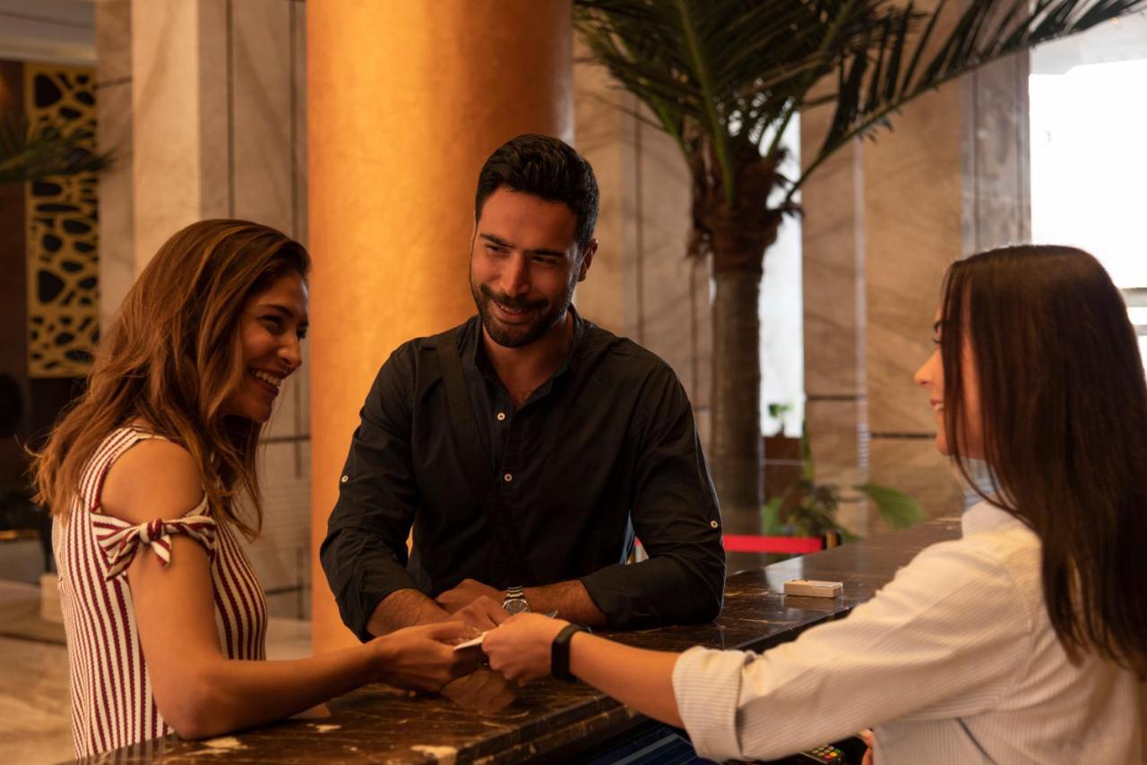 Grand Ocean El Sokhna Hotel Ain Sukhna Bagian luar foto A hotel manager greeting guests