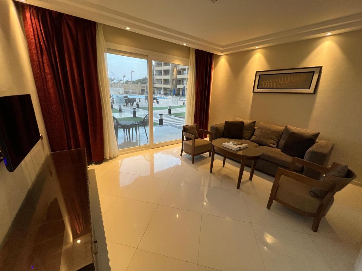 Grand Ocean El Sokhna Hotel Ain Sukhna Bagian luar foto A living room in a hotel suite