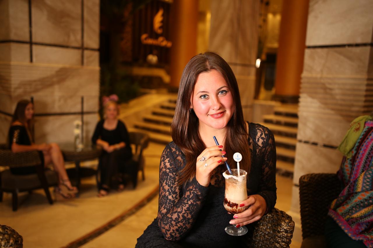 Grand Ocean El Sokhna Hotel Ain Sukhna Bagian luar foto A woman drinking a coffee cocktail