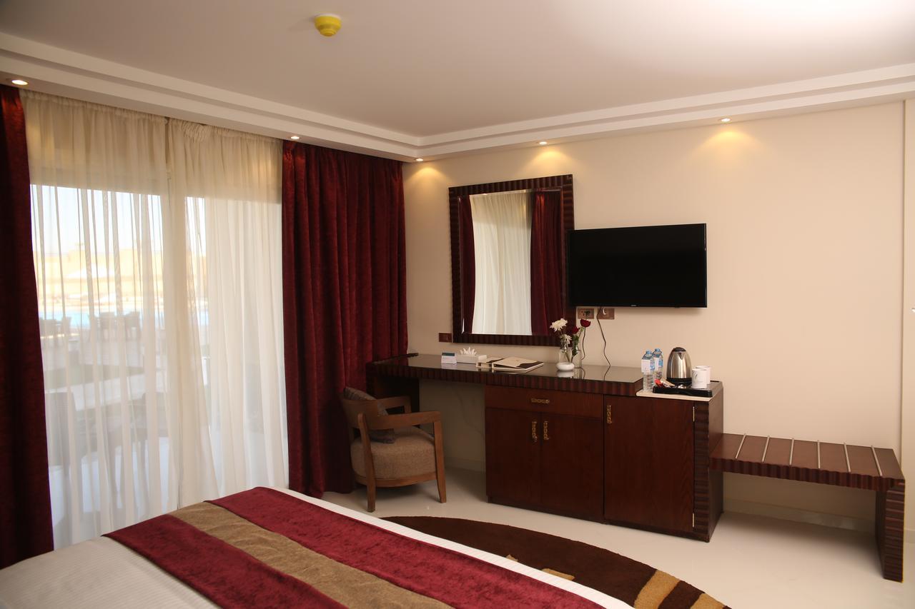 Grand Ocean El Sokhna Hotel Ain Sukhna Bagian luar foto A room at the hotel