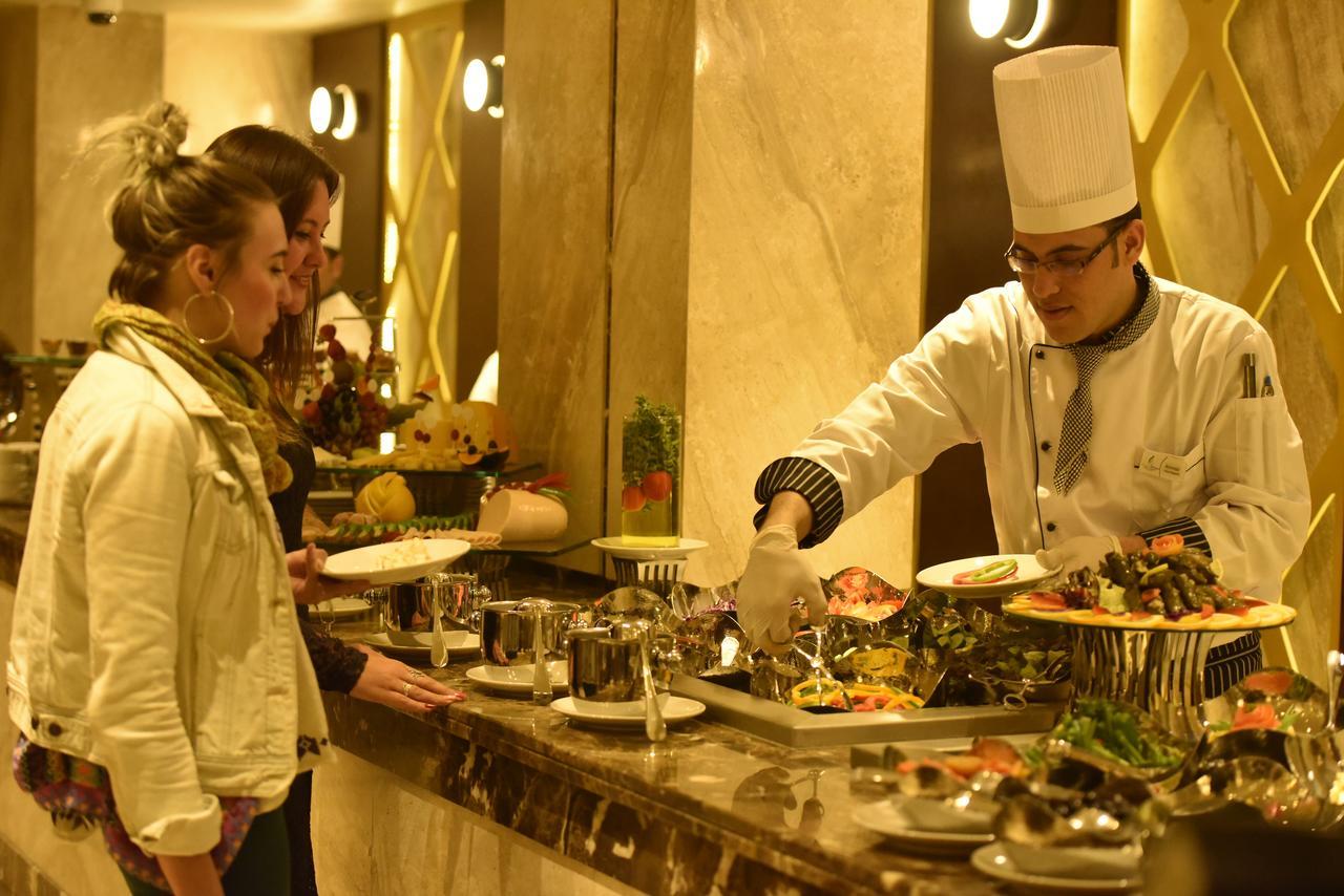 Grand Ocean El Sokhna Hotel Ain Sukhna Bagian luar foto A chef at work